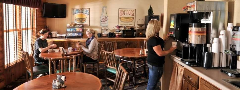 Boarders Inn & Suites By Cobblestone Hotels In Waukon Eksteriør bilde